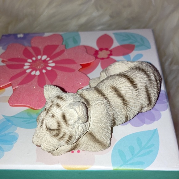 SANDICAST Vintage Sleeping White Tiger Cub Figurine - Picture 3 of 12